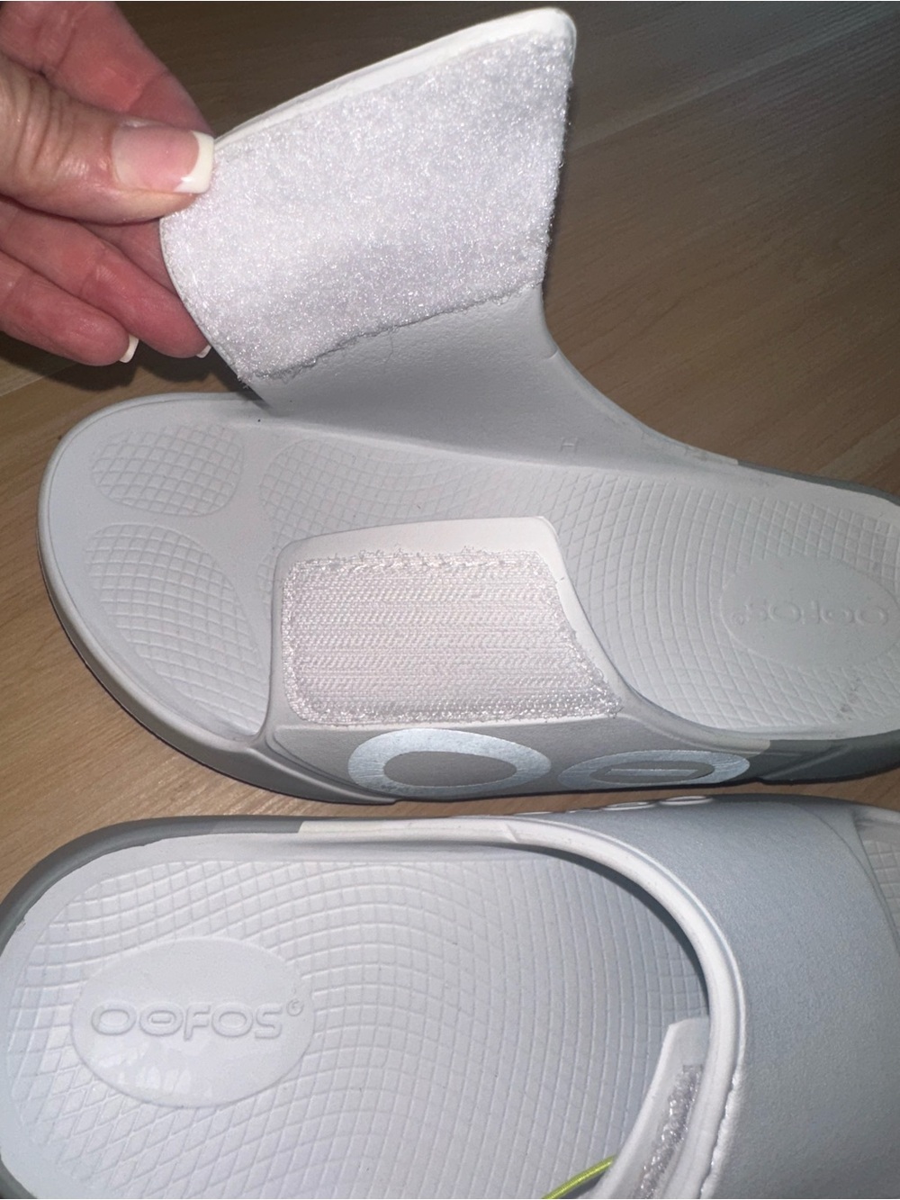 NWT OOFOS White and Gray Unisex Recovery Slide Sandals - Picture 4 of 9
